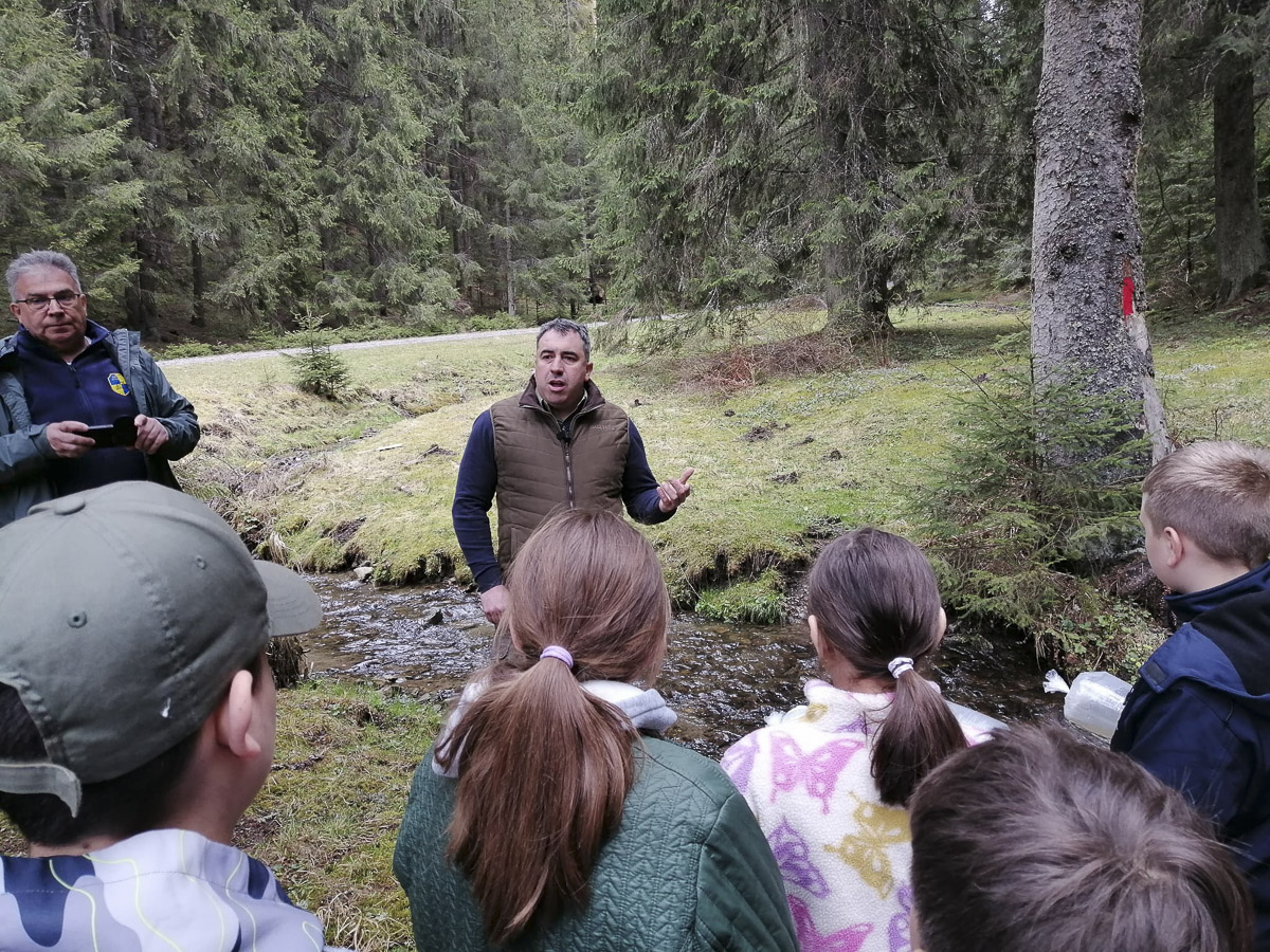 Pisztrángot telepítettek a kis horgászok